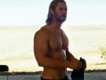 El actor Chris Hemsworth sin camiseta en 'Thor'.