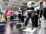El nuevo espacio en la tienda de Nike en Londres con maniqu&iacute;s de tallas grandes.