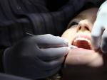 Una mujer, en una consulta de un dentista.