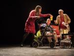 Actores con y sin discapacidad interpretan una escena de la obra &lsquo;Se vende &aacute;tico&rsquo;.