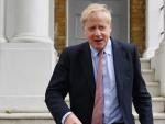 El exministro de Asuntos Exteriores brit&aacute;nico Boris Johnson sale de su residencia en Londres.