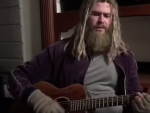 La depresi&oacute;n de Thor: escucha a Chris Hemsworth cantar Johnny Cash