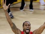 Kawhi Leonard celebra la victoria de Toronto Raptos en la final de la NBA.