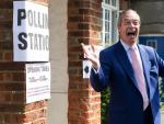 El l&iacute;der del Partido del Brexit, Nigel Farage, sonr&iacute;e a su llegada a un colegio electoral, este jueves, para votar en las elecciones europeas.