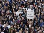 Miles de personas se concentran en la Plaza Consistorial de Pamplona para reflejar el malestar por la sentencia que condena a los miembros de La Manada.
