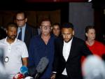 El futbolista brasile&ntilde;o Neymar Jr. sale de la Comisar&iacute;a de Defensa de la Mujer, en Sao Paulo (Brasil), tras declarar por la presunta violacion de la modelo Najila Trindade.