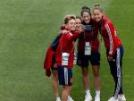 Varias jugadoras de la selecci&oacute;n se hacen un selfie tras un entrenamiento durante el Mundial de Francia.
