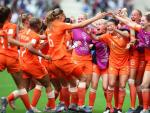 La selecci&oacute;n 'oranje' celebra su pase a octavos de final del Mundial como primera de grupo.