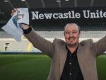 Rafa Ben&iacute;tez posa con una bufanda del Newcastle United.