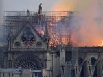 El fuego ha afectado a todo el armaz&oacute;n que sustenta el tejado de Notre Dame, mientras que un portavoz de los bomberos destaca las dificultades de acceso que supone el edificio.