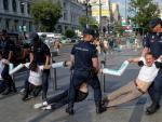 Un grupo de activistas de Greenpeace ha cortado el acceso de veh&iacute;culos a Madrid Central, en la calle Alcal&aacute;, en el primer d&iacute;a sin multas en este &aacute;rea de bajas emisiones.