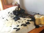 Un cargador quema un colch&oacute;n y provoca un incendio en un piso de Valladolid.