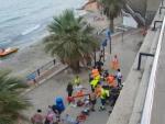 Los servicios de emergencia atienden a los dos turistas brit&aacute;nicos que se han ca&iacute;do sobre una caseta de SOS, en la playa de Punta Prima, Orihuela-Costa (Alicante).