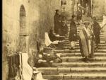 Fotograf&iacute;a de una calle en el Barrio Cristiano, tomada alrededor de 1870. Cedida por la Biblioteca Nacional de Israel a EFE.