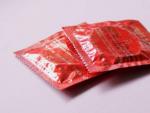 <p>Imagen de archivo de un par de preservativos.</p>