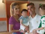 Noelia L&oacute;pez y Jos&eacute; Antonio Reyes posan con sus hijas, en una imagen publicada en Instagram.