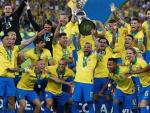 Los jugadores de Brasil, con el trofeo de la Copa Am&eacute;rica de F&uacute;tbol 2019, en el Estadio Maracan&atilde; de R&iacute;o de Janeiro.