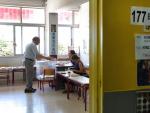 Un hombre vota en un colegio electoral en Grecia.