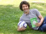 Carlos Mara&ntilde;&oacute;n, hijo, sobrino y nieto de futbolistas, posa con el libro 'Quedar&aacute; la ilusi&oacute;n'.