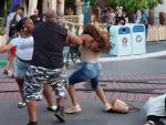 Imagen que muestra uno de los momentos de la batalla campal que se produjo entre dos familias en el Disneyland de Anaheim, California (EE UU).