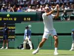 Roger Federer ejecuta un rev&eacute;s cortado