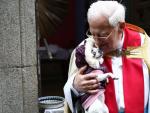 El padre &Aacute;ngel bendice a un perro en la puerta de la iglesia de San Ant&oacute;n, el d&iacute;a que se honra a las mascotas y animales de compa&ntilde;&iacute;a.