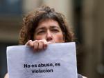 Una mujer muestra un cartel durante la concentraci&oacute;n convocada por la presunta violaci&oacute;n cometida por La Manada de Manresa.
