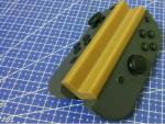 Accesorio hecho con una impresora 3D que une los dos Joy-Con de la Nintendo Switch para jugar con una mano.