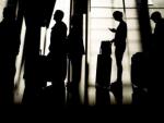 Imagen de archivo de pasajeros haciendo cola ante un mostrador de facturaci&oacute;n en un aeropuerto.