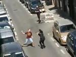Captura de un v&iacute;deo que recoge el momento en que un hombre intenta apu&ntilde;alar a una agente de la Polic&iacute;a Nacional en el distrito madrile&ntilde;o de Carabanchel.