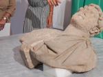 La consejera de Cultura y Patrimonio Hist&oacute;rico, Patricia del Pozo, en la presentaci&oacute;n del busto romano del emperador Adriano recuperado en una finca de &Eacute;cija.