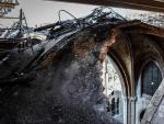 Desperfectos causados por el fuego en el tejado de la catedral de Notre Dame, en Par&iacute;s, tres meses despu&eacute;s del incendio que arras&oacute; el templo.