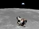 El m&oacute;dulo lunar 'Eagle', regresando desde la superficie de la Luna hacia el m&oacute;dulo de mando 'Columbia', con la Tierra al fondo.