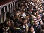 And&eacute;n de la parada de metro de Sagrada Fam&iacute;lia de Barcelona (L2) repleto de viajeros durante una jornada de huelga de la plantilla.