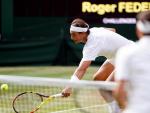 Nadal salva un punto impemsable en la semifinal de Wimbledon contra Federer.