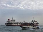 Una lancha de la Guardia Revolucionaria iran&iacute; pasa cerca del petrolero brit&aacute;nco 'Stena Impero' retenido en el puerto de Bandar Abbas (Ir&aacute;n).