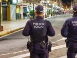 Dos agentes de la Polic&iacute;a Local de Melilla, en una imagen de archivo.