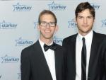 El actor Ashton Kutcher y su hermano Michael Kutcher.