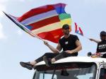 El cantante puertorrique&ntilde;o Ricky Martin ondea la bandera del colectivo LGTBI+ durante una marcha en San Juan (Puerto Rico) para exigir la dimisi&oacute;n del gobernador de la isla, Ricardo Rossell&oacute;.