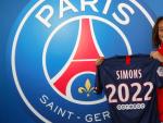 Xavi Simons posa como nuevo jugador del PSG.