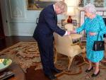 La reina de Inglaterra, Isabel II, recibe en el Palacio de Buckingham al lider del Partido Conservador brit&aacute;nico, Boris Johnson, para la investidura de este como primer ministro del Reino Unido.