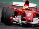 Mick Schumacher, al volante del Ferrari F2004 que pilot&oacute; su padre.