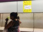 Cartel informativo en la estaci&oacute;n de Sant Mart&iacute; que anuncia el corte por obras en la L2 del metro de Barcelona, entre Paral&middot;lel y Sagrada Fam&iacute;lia, del 27 de julio al pr&oacute;ximo 30 de agosto.