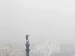 La estatua de Col&oacute;n de Barcelona, con un fondo de la densa nube de contaminaci&oacute;n que cubre la ciudad.