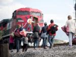 Familias de migrantes centroamericanos intentan subirse al tren conocido como 'La Bestia' en las afueras de Saltillo (M&eacute;xico), con la esperanza de llegar a la frontera de EE UU.