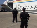 Agentes de Polic&iacute;a Nacional en el puerto de Tarifa (C&aacute;diz)