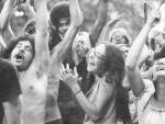 El p&uacute;blico baila en uno de los conciertos de Woodstock.