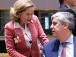 La ministra Nadia Calvi&ntilde;o conversa con el presidente del Eurogrupo y ministro de Finanzas luso, Mario Centeno.