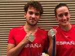 'Joanllu' Pons y Mireia Belmonte posan con sus medallas en la Copa del Mundo de Tokio.