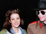 Michael Jackson y Lisa Marie Presley paseando.